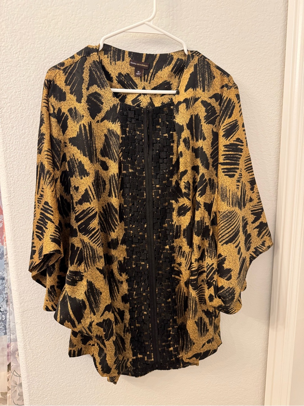 Dana Buchman Black and Gold Printed top Dolman Sleeve Medium Women’s